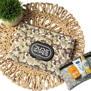 おもしろい男性向けギフト | Dude Wipes カバー（ウェットティッシュとトラベルアメニティ付き） | 夫やお父さんへの父の日ギフト | バスルームサバイバルキット