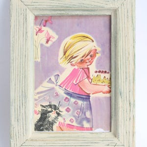 Carte postale vintage Charmante petite fille avec un chat noir et un gâteau appétissant dans un cadre blanc rustique, décoration murale de carte postale vintage, 8,3 x 6,3 pouces