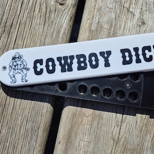 Könnte beinhalten: Ein Set aus drei Keramikbechern mit gesprenkelter, matter Oberfläche. Die Becher sind in Creme-, Hellgrau- und Dunkelgrautönen gehalten. Jeder Becher hat ein schlichtes, minimalistisches Design.