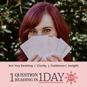 Könnte beinhalten: Ein Set aus fünf blassrosa rechteckigen Karten mit goldenen Strichzeichnungen, die vor ein Gesicht gehalten werden. Der Text auf dem Bild lautet: Are You Seeking | Clarity | Guidance | Insight, 1 QUESTION READING IN 1DAY und $20.