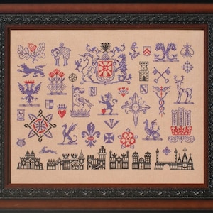 Puede incluir: Un sampler de bordado enmarcado con una variedad de símbolos heráldicos, incluyendo un unicornio, un león, un pájaro, un castillo y un ciervo. Los símbolos están bordados en tonos de azul, morado, rojo y negro sobre un fondo beige.
