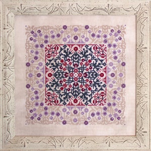 Könnte beinhalten: Ein gerahmtes Kreuzstich-Design mit einem geometrischen Muster in Rot-, Lila- und Schwarztönen. Das Design ist von einem Rand aus kleineren lila und weißen Kreisen umgeben.