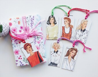 Conjunto de 6 etiquetas de regalo con ilustraciones de libros reciclados que presentan mujeres.