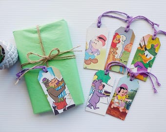 Juego de 6 etiquetas de regalo con ilustraciones de libros reciclados con personajes de dibujos animados.