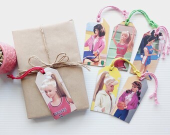 Conjunto de 6 etiquetas de regalo, ilustraciones de libros reciclados con muñecas practicando deporte.