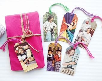 Conjunto de 6 etiquetas de regalo con ilustraciones de libros reciclados que presentan mujeres.