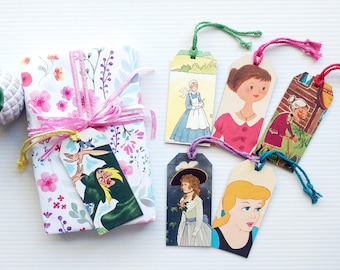 Conjunto de 6 etiquetas de regalo con ilustraciones de libros reciclados que presentan mujeres.