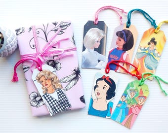 Conjunto de 6 etiquetas de regalo con ilustraciones de libros reciclados que presentan mujeres.