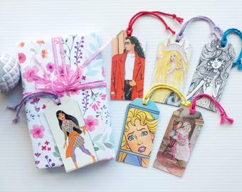 Conjunto de 6 etiquetas de regalo con ilustraciones de libros reciclados que presentan mujeres.