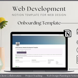 Può includere: Un laptop che mostra un modello Notion per il web design, con il testo "Web Development" e "Onboarding Template". Lo schermo mostra un modello di sviluppo web con campi per dominio e hosting. Vasi decorativi con fiori sullo sfondo.