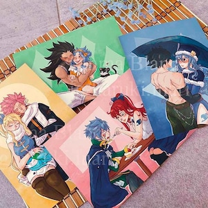 Può includere: Quattro carte illustrate con personaggi anime della serie Fairy Tail. Le carte sono di colori diversi e presentano diverse coppie della serie. I personaggi sono disegnati in uno stile anime colorato.