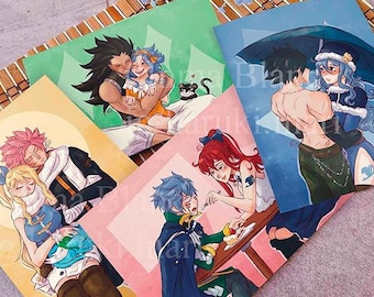 以下が含まれることがあります： フェアリーテイルシリーズのアニメキャラクターが描かれたイラストカード4枚。カードはそれぞれ異なる色で、シリーズの異なるカップルが描かれている。キャラクターはカラフルなアニメスタイルで描かれている。