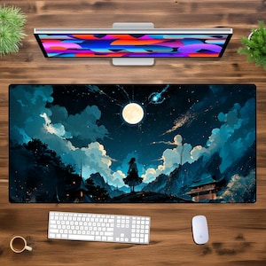Pu&ograve; includere: Un tappetino per mouse blu scuro e nero con una scena di cielo notturno con luna piena, nuvole e una figura solitaria in piedi sulla cima di una collina. La scena ricorda uno stile fantasy o anime.