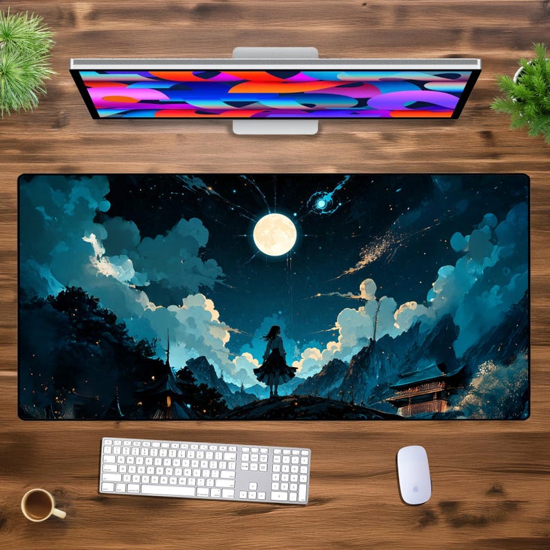 Pu&ograve; includere: Un tappetino per mouse blu scuro e nero con una scena di cielo notturno con luna piena, nuvole e una figura solitaria in piedi sulla cima di una collina. La scena ricorda uno stile fantasy o anime.