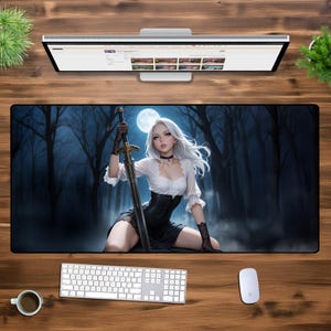 Könnte beinhalten: Eine Schwarzweiß-Fantasieillustration einer Frau mit langen weißen Haaren, die ein Schwert in einer dunklen Waldkulisse mit einem Vollmond im Hintergrund hält.