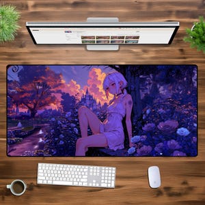 Może przedstawiać: Podkładka pod mysz w stylu anime w kolorze fioletowym i niebieskim, przedstawiająca młodą kobietę z długimi białymi włosami siedzącą na skale w leśnym otoczeniu. Kobieta ma na sobie białą sukienkę i ma różowy kwiat we włosach.