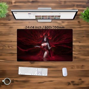 Puede incluir: Un rat&oacute;n de ordenador rojo y negro con una mujer con un vestido rojo y cuernos. El rat&oacute;n mide 24x14 pulgadas o 600x350mm.