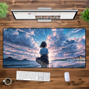 Puede incluir: Una alfombrilla de rat&oacute;n grande con una ilustraci&oacute;n colorida de estilo anime de una chica de pie en una playa con un cielo nublado y rayos en el fondo.