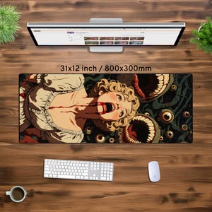 Puede incluir: Un rat&oacute;n de 31x12 pulgadas con un gr&aacute;fico de una mujer con sangre en la cara y un fondo de ojos y monstruos. El texto "31x12 inch / 800x300mm" est&aacute; impreso en el rat&oacute;n.