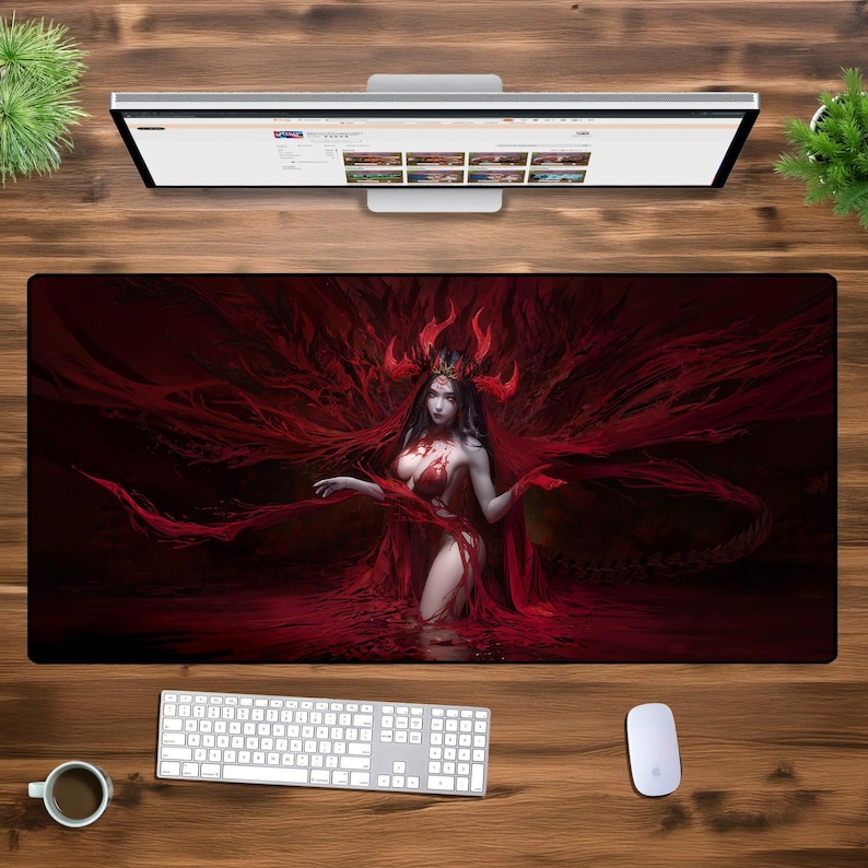 Puede incluir: Un rat&oacute;n de ordenador rojo y negro con una ilustraci&oacute;n de fantas&iacute;a de una mujer con cuernos y un vestido rojo fluido. La mujer est&aacute; de pie en un charco de l&iacute;quido rojo.