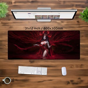Puede incluir: Un tapete de rat&oacute;n para juegos rojo y negro con una mujer con un vestido rojo de pie en un charco de sangre. El tapete de rat&oacute;n mide 31x12 pulgadas o 800x300mm.