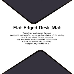 Puede incluir: Una alfombrilla de escritorio negra con bordes planos. La alfombrilla est&aacute; dise&ntilde;ada para proporcionar una superficie lisa para trabajar o jugar. El texto "Flat Edged Desk Mat" se muestra en letras blancas en la alfombrilla.