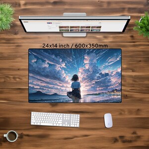 Puede incluir: Una alfombrilla de rat&oacute;n grande de 600x350mm con una ilustraci&oacute;n colorida de estilo anime de una chica de pie en una playa con un cielo nublado y rayos en el fondo.