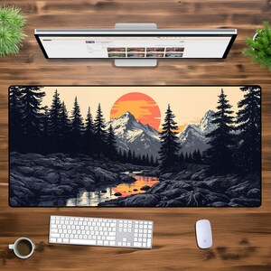 Könnte beinhalten: Eine farbenfrohe Berglandschaft mit einer großen orangen Sonne, die hinter den Gipfeln untergeht. Die Szene zeigt einen Fluss, der sich durch den Wald schlängelt, und einen dunkelblauen Hintergrund.