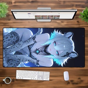 Może przedstawiać: Biała i niebieska postać anime z długimi białymi włosami i niebieskimi oczami nosi biało-czarne ubranie z nadrukiem lamparta. Postać siedzi na niebiesko-białym tle.