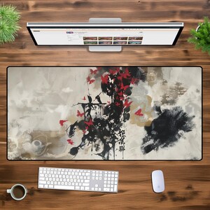 Könnte beinhalten: Ein abstraktes Design in Schwarzweiß mit roten Schmetterlingen auf einem weißen und grauen Hintergrund. Das Design befindet sich auf einer Schreibtischmatte mit einem Computermonitor, einer Tastatur und einer Maus.