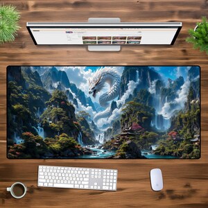 Puede incluir: Un dragón blanco con ojos azules vuela sobre un exuberante paisaje montañoso verde con cascadas. El dragón está rodeado de nubes y niebla. El fondo es un cielo azul con nubes blancas.