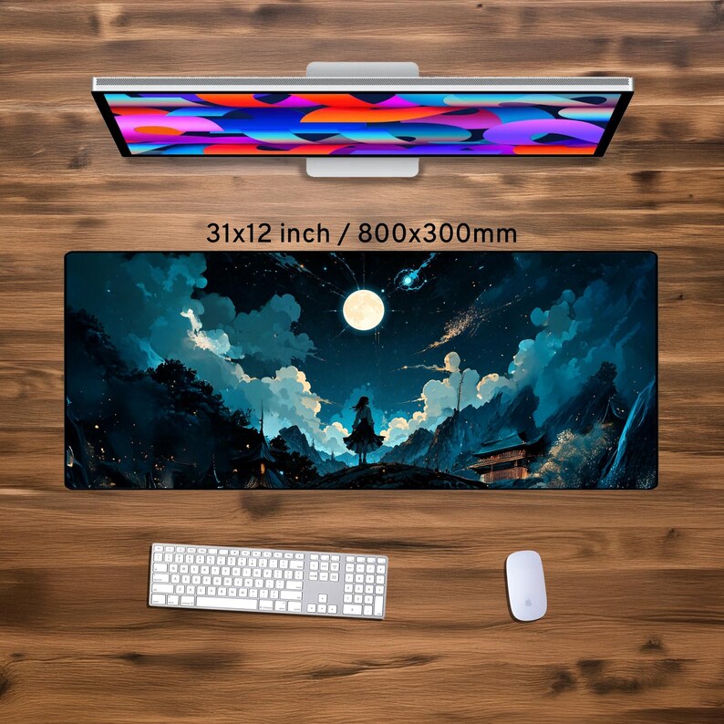 Pu&ograve; includere: Un grande tappetino per mouse in stile anime blu scuro e nero con un cielo notturno stellato, una luna piena e una figura solitaria in piedi su una collina. Il tappetino per mouse misura 31x12 pollici o 800x300mm.