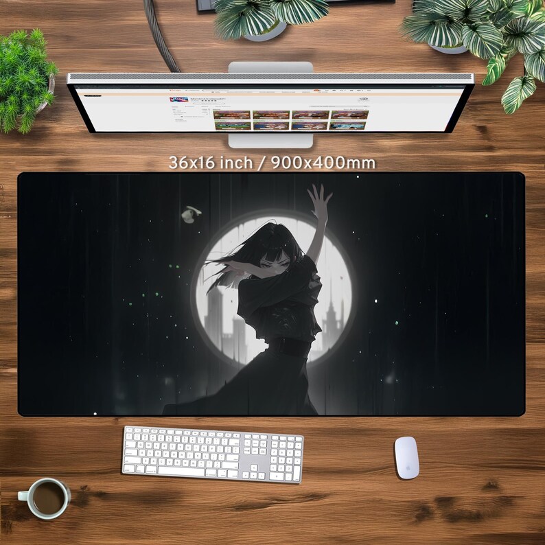 Puede incluir: Un rat&oacute;n de ordenador negro y blanco con un dise&ntilde;o de una mujer con un vestido oscuro de pie frente a un horizonte de ciudad. El rat&oacute;n mide 36x16 pulgadas o 900x400mm.