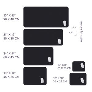 Puede incluir: Un conjunto de cinco alfombrillas de rat&oacute;n negras de diferentes tama&ntilde;os, que van desde 45,7 cm por 35,6 cm hasta 88,9 cm por 40,6 cm. Las alfombrillas de rat&oacute;n se muestran con un rat&oacute;n de ordenador blanco a escala.