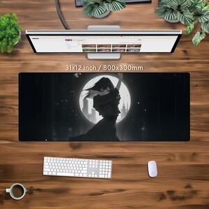 Alfombrilla de ratón XXL con estética oscura de anime - Alfombrilla de escritorio para juegos - Alfombrilla de ratón extendida de chica samurái - Alfombrilla de escritorio con arte en blanco y negro - Configuración de jugador imagen 3