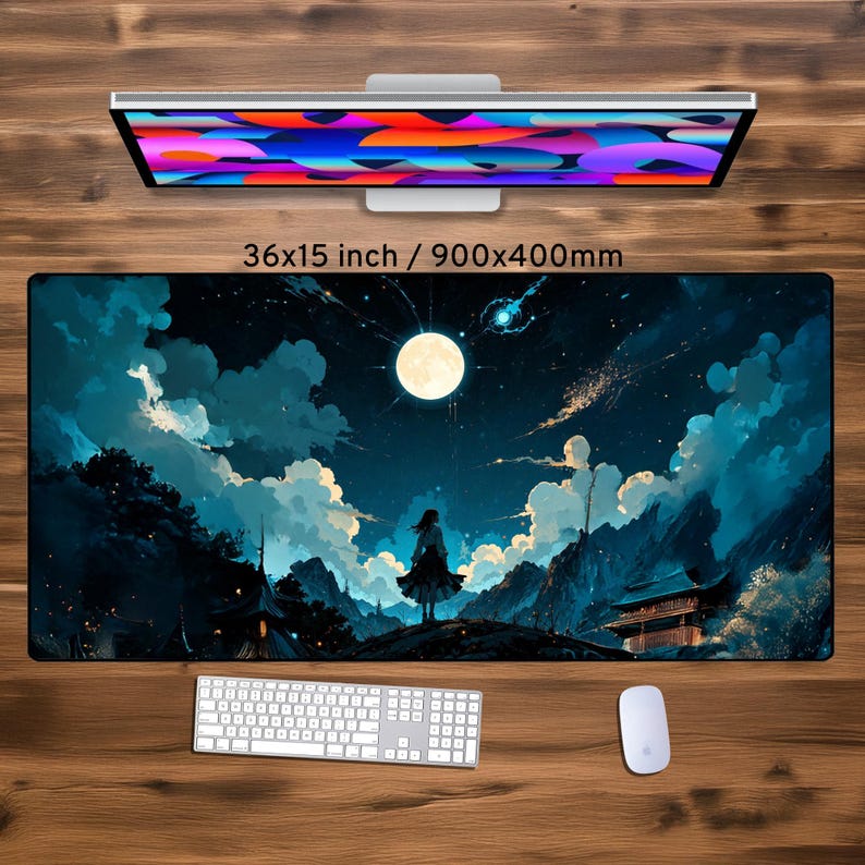 Pu&ograve; includere: Un grande tappetino per mouse blu scuro e nero con una scena di cielo notturno che presenta una luna piena, nuvole, stelle e una figura solitaria in piedi in un paesaggio montuoso. Il tappetino per mouse misura 91,44 x 38,1 cm o 900 x 400 mm.