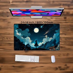 Pu&ograve; includere: Un tappetino per mouse blu scuro e nero con una scena di cielo notturno stellato con una luna piena, nuvole e la silhouette di una persona in piedi in un paesaggio montano. Il tappetino per mouse misura 24x14 pollici o 600x350mm.