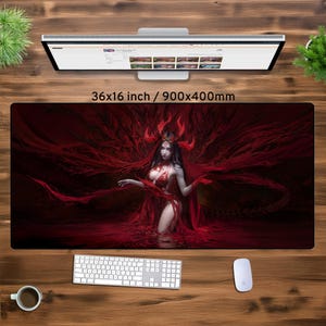 Puede incluir: Un gran tapete de rat&oacute;n rojo y negro con una mujer con un vestido rojo y una corona de pie en un charco de sangre. El tapete de rat&oacute;n mide 36x16 pulgadas o 900x400mm.