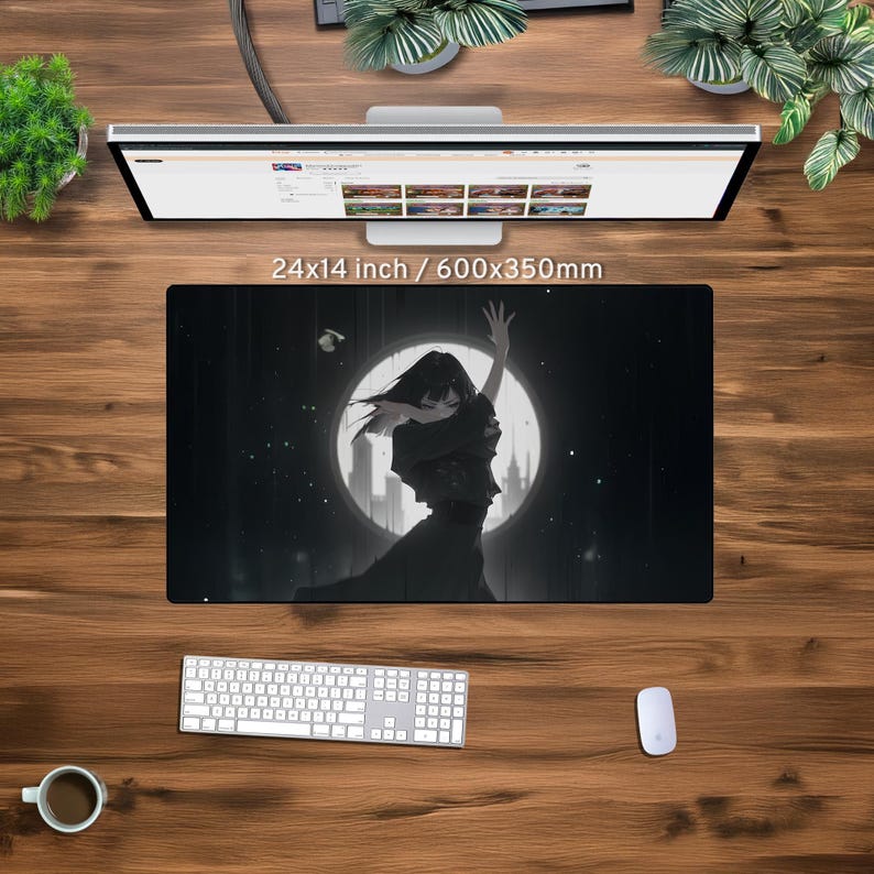 Puede incluir: Un rat&oacute;n de ordenador negro y blanco con una ilustraci&oacute;n digital de una mujer con un vestido oscuro de pie frente a una luna con un horizonte de ciudad en el fondo.