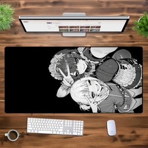Könnte beinhalten: Schwarzweiß-Illustration von zwei Anime-Charakteren mit langen Haaren. Die Charaktere tragen aufwendige Outfits mit Rüschen und Schleifen. Der Hintergrund ist schwarz.