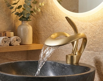 Gebürsteter Goldwasserfall-Badezimmerarmatur, Einhand-Waschbeckenarmatur, moderne Deck-Beckenmischer für Luxusbadezimmer