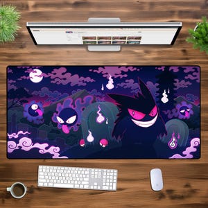 Può includere: Un tappetino per mouse da gioco viola e nero con una grafica di un personaggio Pokemon simile a un fantasma con occhi rossi luminosi. Lo sfondo è viola scuro con nuvole e una luna.