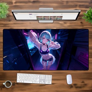 Pode incluir: Um personagem de anime com cabelo azul e uma roupa rosa e azul neon está em um corredor escuro e futurista. O personagem está vestindo um top curto e shorts com um design rosa e azul neon. O personagem está fazendo um sinal de paz com uma mão e tem um brilho rosa e azul neon ao redor.