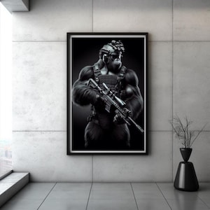 Op de afbeelding: Zwart-wit ingelijste print met een gorilla in tactische uitrusting, met een geweer. Het kunstwerk wordt tentoongesteld op een getextureerde muur, met een moderne zwarte vaas in de hoek.
