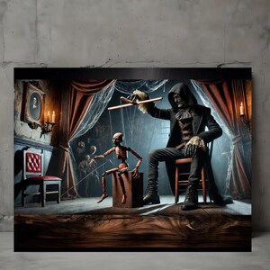 Könnte beinhalten: Eine schattenhafte Gestalt in einem schwarzen Mantel und Hut manipuliert eine skelettartige Marionette mit Fäden in einem schwach beleuchteten Raum. Die Marionette sitzt auf einer Holzkiste, und die Gestalt sitzt auf einem Stuhl. Hinter ihnen befinden sich Kerzen und ein Porträt an der Wand.