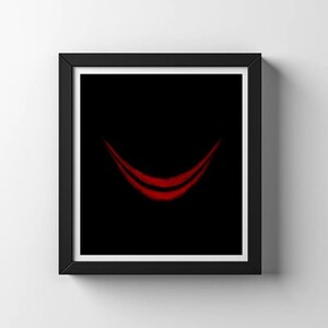 Könnte beinhalten: Gerahmter Kunstdruck mit minimalistischem Design. Das Kunstwerk zeigt ein stilisiertes, rotes Lächeln vor einem schwarzen Hintergrund. Der Druck ist in einem schwarzen Rahmen eingefasst, was einen auffälligen Kontrast erzeugt.
