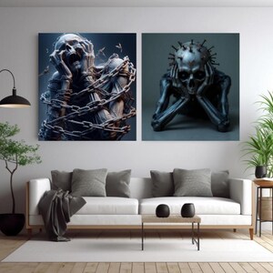 Op de afbeelding: Twee ingelijste kunstdrukken. De linkerprint toont een figuur met een schedelachtig gezicht, vastgebonden in kettingen, tegen een donkere achtergrond. De rechterprint toont een schedelachtig figuur met spijkers in het hoofd, die zijn gezicht op zijn handen laat rusten.