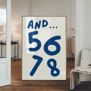 Könnte beinhalten: Ein weißes Poster mit blauem Text, der "AND... 5678" lautet. Die Zahlen sind groß und stilisiert.