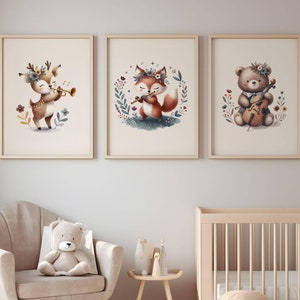 Può includere: Tre illustrazioni incorniciate di animali del bosco che suonano strumenti musicali. Un cervo suona la tromba, una volpe suona il flauto e un orso suona il violoncello. Le illustrazioni sono realizzate in stile acquerello con uno sfondo chiaro.