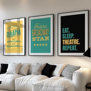 Può includere: Tre stampe incorniciate con testo motivazionale per un amante del teatro. La prima stampa è gialla e verde con il testo "There will be DRAMA and SINGING... and DANCING..." La seconda stampa è verde con il testo "Future BROADWAY STAR" e quattro stelle. La terza stampa è nera con il testo "EAT. SLEEP. THEATRE. REPEAT."